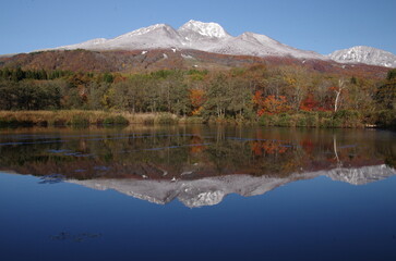 冠雪の妙高山・紅葉の妙高高原・逆さ妙高を映すいもり池