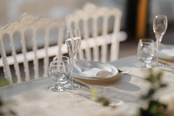 Chic and minimal table presentation with glassware and linens