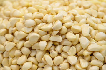 껍질을 깐 여러개의 향기로운 마늘들 