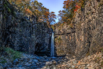 가을 산 숲속의 폭포 풍경