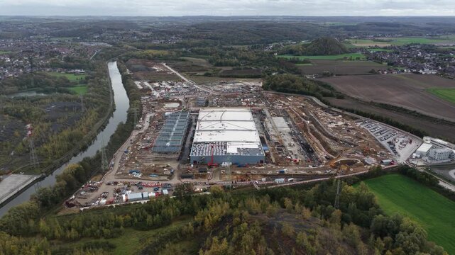 New build data center in Farciennes, Hainaut, Belgium. Investment of 1 billion euros, AI infrastructure, computing center, artificial intelligience.