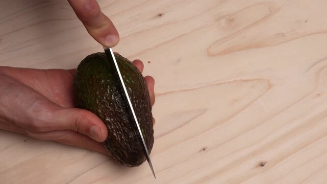 アボカドを包丁で半分に切る4K動画