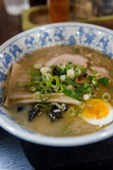 日本の濃厚とんこつラーメン　半熟卵とチャーシューのトッピング