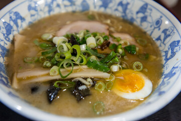 日本の濃厚とんこつラーメン　半熟卵とチャーシューのトッピング