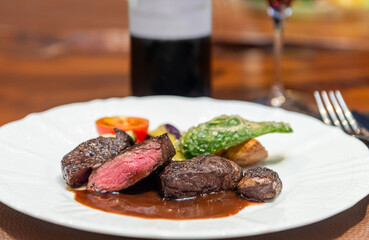 赤ワインソースの鹿肉ステーキ　彩り野菜を添えたジビエ料理