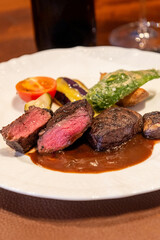 赤ワインソースの鹿肉ステーキ　彩り野菜を添えたジビエ料理