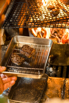 薪火で焼き上げた鹿肉料理　炎が立ち上る炭火グリルの臨場感