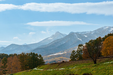 芦別岳と富良野スキー場／雪化粧する山並みと晩秋の風景