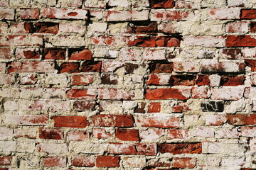 Détail de vielle façade en briques rouges et blanches.