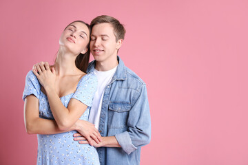 Naklejka premium Lovely couple hugging on pink background, space for text. Romantic date