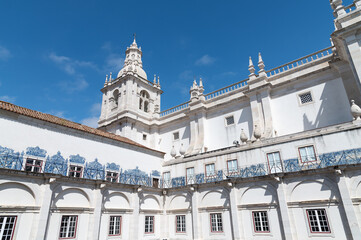 Fototapeta premium lisboa, claustro con azulejos e iglesia del monasterio de san vicente do fora, monumento nacional, portugal.