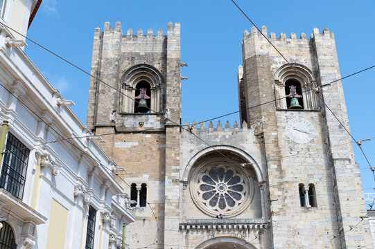 Lisboa, vista de la fachada de la catedral con sus torres en el casco historico, portugal