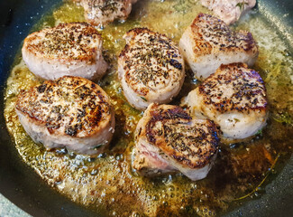 gebratenes Schweinefilet mit Waldpilzen, Kroketten und Sahnesoße