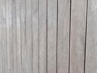 Naklejka premium Wooden planks arranged vertically in a neutral-toned background 