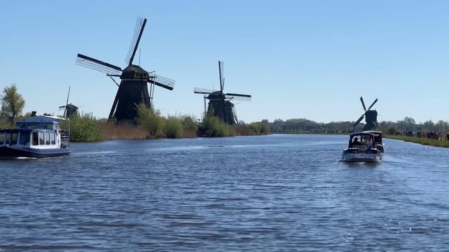 Canal con barcos y molinos en Holanda, 4K