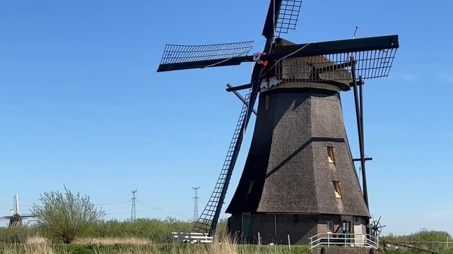 Molino holand&eacute;s con movimiento tilt up desde barco, 4K