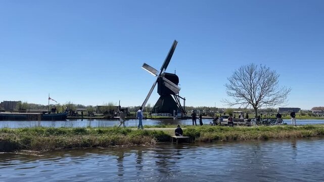 POV Paseo en barco con molino y turistas en Holanda, 4K