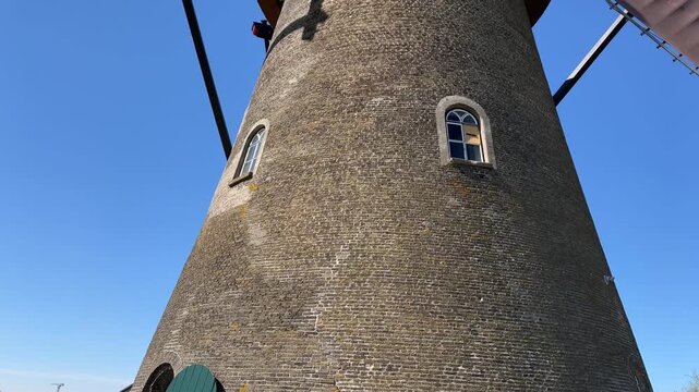Turista observando molino de agua en Holanda 