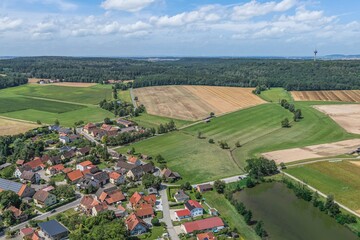 Fototapeta premium Ausblick auf die Landschaft am Hornauer Weiher im Naturpark Frankenhöhe bei Burgbernheim