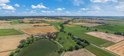 Fototapeta premium Ausblick auf die Landschaft am Hornauer Weiher im Naturpark Frankenhöhe bei Burgbernheim