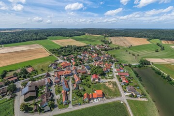Fototapeta premium Die ländliche Siedlung Hornau am Ursprung der Altmühl aus der Vogelperspektive