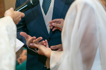 Fototapeta premium boda, novia, novio, anillas, ceremonia, par, amor, mujer, gente, casado, esposos, romance, participación, nupcial, esposa, digno, 2, desposar, anillos, alianza, casar, unión, matrimonio