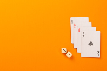 Obraz premium Poker chips and playing cards on color background, top view. Casino card game