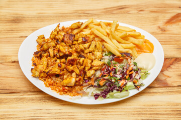 Assiette poulet curry servie avec blé, frites et salade – restauration rapide turque halal