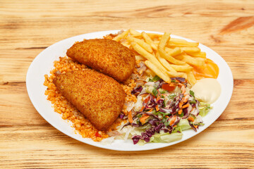 Assiette cordon bleu servie avec blé, frites et salade – restauration rapide turque halal
