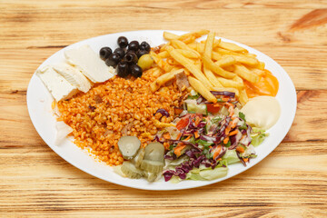 Assiette végétarienne au fromage turc Beyaz Peynir avec blé, frites et salade – restauration rapide turque halal