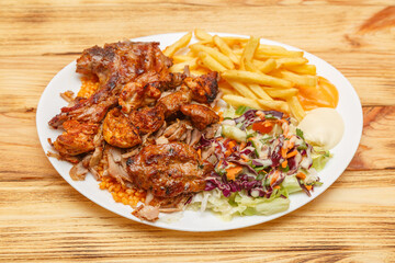 Assiette grillade mixte avec blé, frites et salade – restauration rapide turque halal