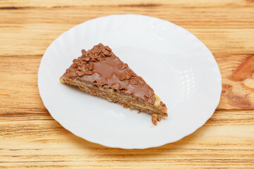 Tarte au Daim sur assiette blanche &ndash; dessert fast food