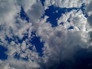 Obraz premium Background with clouds on blue sky. Beautiful sunny sky