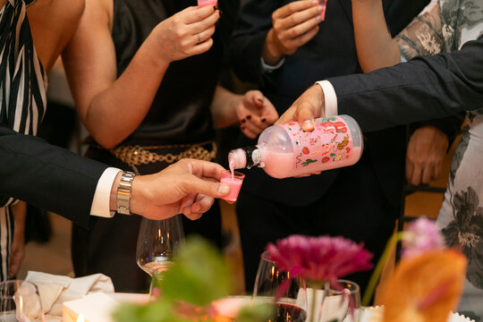 mujer, beldad, fiesta, noche, persona, bar, par, beber, celebraciones, mano, chupito, brindis, alcohol, gente, abastecimiento, acontecimiento, servir, licor, dulce