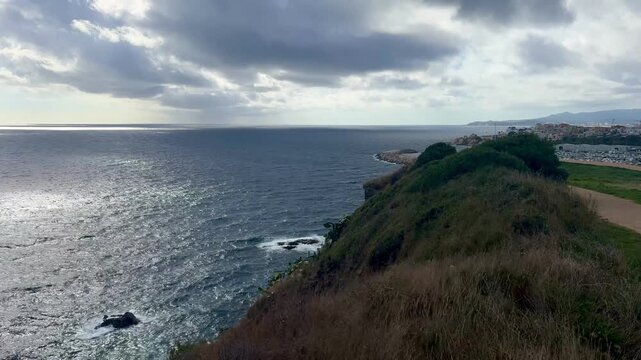 Paisaje espectacular en 4k de un pueblo pesquero de la Costa Brava para usar en tus proyectos. 