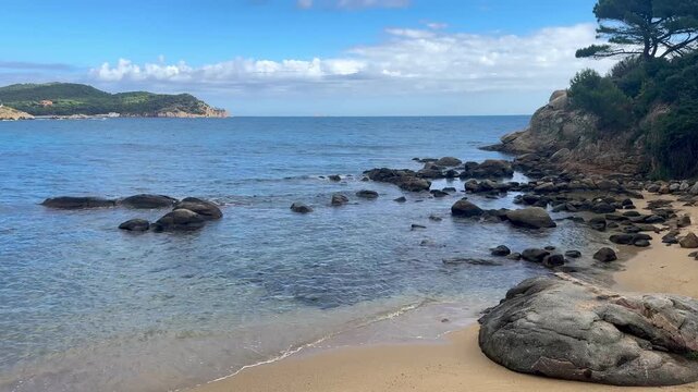 Paisaje espectacular en 4k de un pueblo pesquero de la Costa Brava para usar en tus proyectos. 
