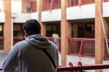 Estudiante pensativo en un colegio