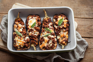 Plat d'aubergines farcies à la viande hachée sauce tomate et fromage gratiné