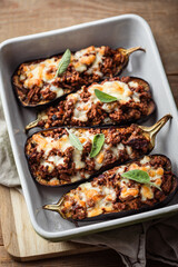 Plat d'aubergines farcies à la viande hachée sauce tomate et fromage gratiné