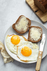 petit déjeuner oeufs au plat et tartines de pain au beurre
