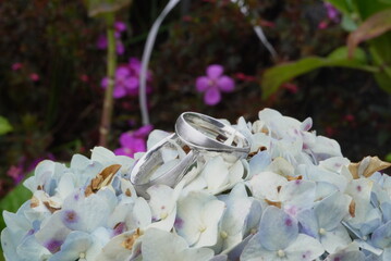Joyas de boda entre flores blancas de boda