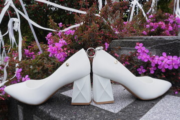 zapato blanco de tacón con joya