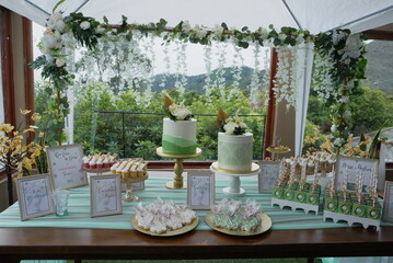 Mesa con ponqué para evento social