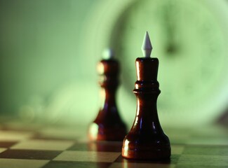 glass chess pieces king and queen on the board 