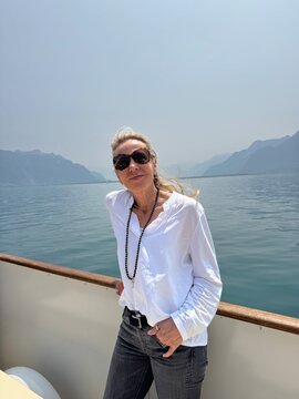 femme sur le lac en bateau
