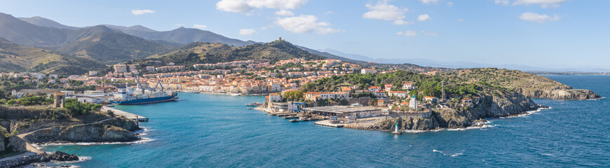 Fototapeta premium Grand panoramique de Port Vendres (66660) dans les pyrénées orientales en Occitanie (France)