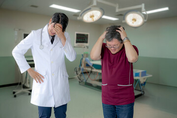 頭を抱える医療チーム