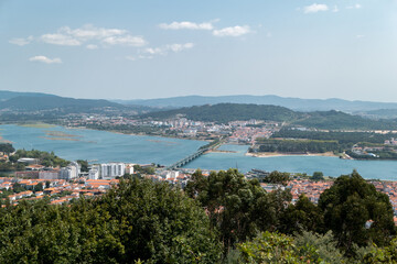 Vista panor&acirc;mica da cidade de Viana do Castelo, com destaque para a Ponte Eiffel sobre o Rio Lima e o estu&aacute;rio, Enquadrada pela Vegeta&ccedil;&atilde;o do Monte de Santa Luzia em Portugal