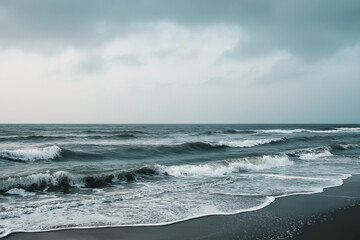 Fototapeta premium 静かな海の呼吸 ― 曇り空の下で揺れる波のリズム