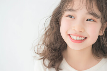 Naklejka premium あどけなさと優しさの間で ― 自然体で笑う柔らかな表情